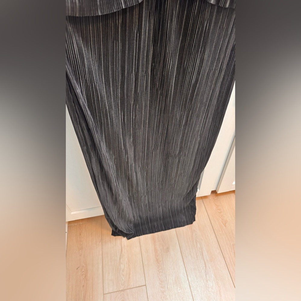 Boohoo Black Plisse Long Sleeve V-Neck Maxi Dress - Picture 9 of 11
